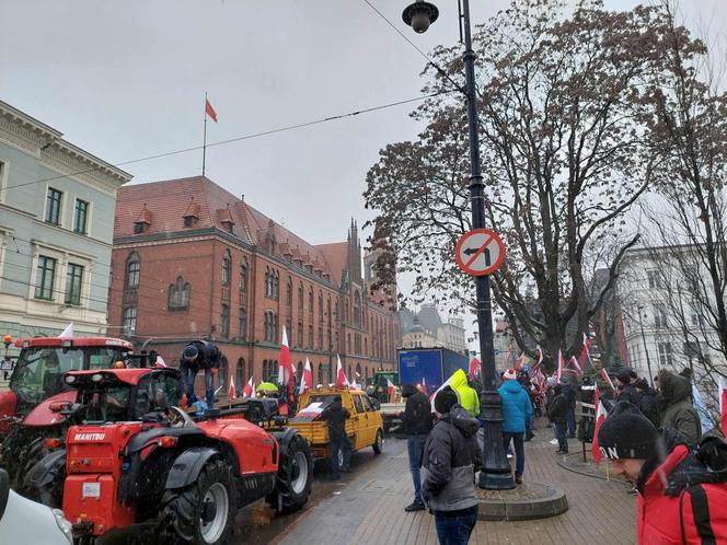 Dźwięk kilkuset klaksonów niesie się po Bydgoszczy. Rolnicy: Bez nas będziecie głodni, nadzy i trzeźwi