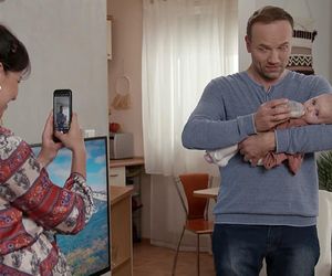 Pierwsza miłość odc. 4031. Janek (Maciej Mikołajczyk), Lilka (Sylwia Sokołowska), ich córka Pola