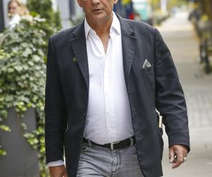 Robert Gonera na chodniku pod TVN