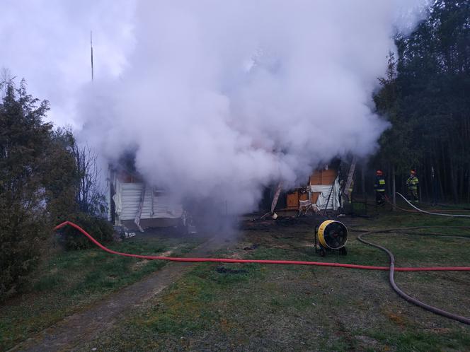 Potworny pożar domu w Majdanie. Dwie osoby nie żyją