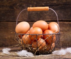 Jak sprawdzić, czy jajka są świeże? Jak ocenić świeżość jajek - WIDEO