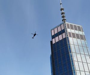 Blackhawk latał nad Warszawą. Zawisł nad najwyższym wieżowcem