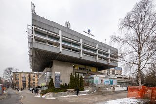 Żelazna konstrukcja wymyślnej figury, taras, kawiarnia. Uniwersus przy Belwederskiej to ostatni mister Warszawy i największa księgarnia w PRL