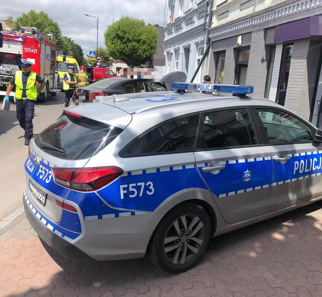 Koszmarny wypadek w Zduńskiej Woli. Kobieta potrącona na chodniku. Toyota zatrzymała się na ścianie kamienicy [ZDJĘCIA].