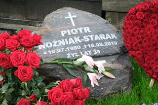 Dwa groby Piotra Woźniaka-Staraka