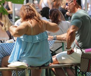 Katarzyna Skrzynecka. Zabrała rodzinę na targ śniadaniowy w kusych szortach