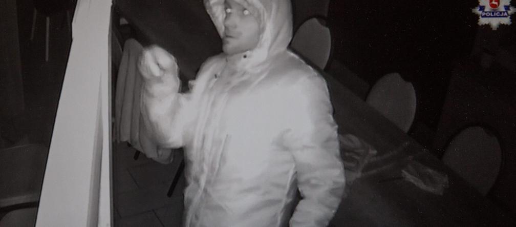 Oto rysopis złodzieja: skarpetka na ręce, płaszczyk na twarzy