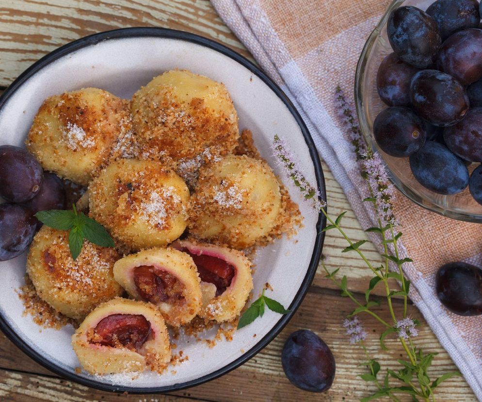 Knedle ze śliwkami: tradycyjny przepis na pyszny obiad na słodko
