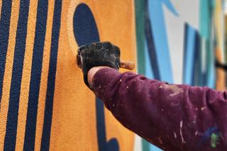 Na Ochocie pojawił się nowy mural. Zdobi ścianę powstającego Centrum Aktywności Międzypokoleniowej