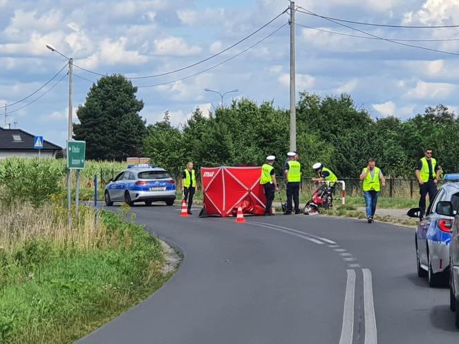 55-letni motorowerzysta zabił się na barierkach! Tragiczny wypadek pod Gnieznem [ZDJĘCIA]