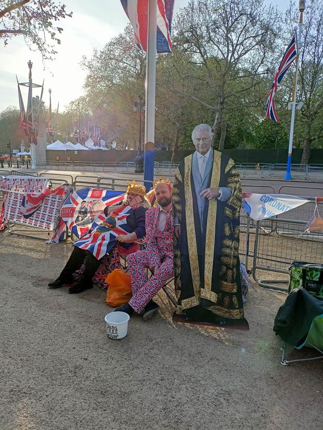 Oczekiwanie na koronację króla Karola III. Ludzie z całego świata rozbijają obozowiska pod Pałacem Buckingham