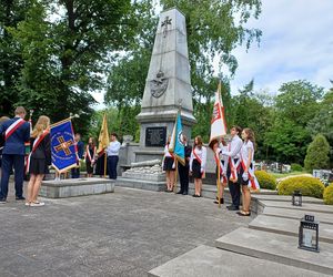 Pamięć o powstańcach żyje w Ostrzeszowie. Ulicami miasta przeszedł Marsz Pamięci [ZDJĘCIA]