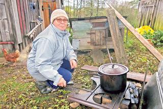 Gniazdo zatkało im KOMIN! Domownicy zamarzną przez BOCIANY?