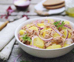 Cudowna sałatka. Super połączenie ziemniaków i tuńczyka
