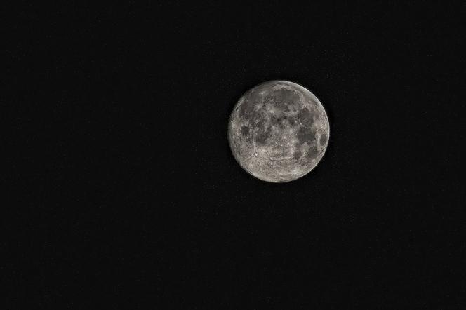 Księżyc w nowiu jest najciemniejszy, na niebie może być praktycznie niezauważalny. 