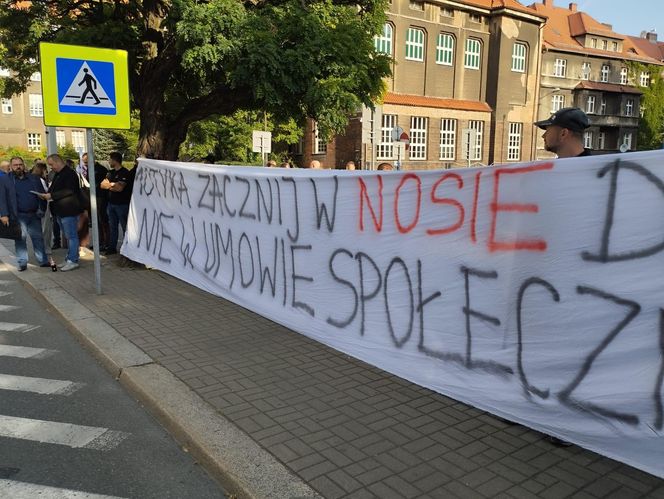 Paraliż w Katowicach. Rozpoczął się protest górników i hutników. "Stal się hartuje, a rząd ją rujnuje"
