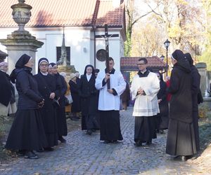 1 listopada na cmentarzu przy ul. Lipowej w Lublinie. Mieszkańcy odwiedzają groby swoich bliskich