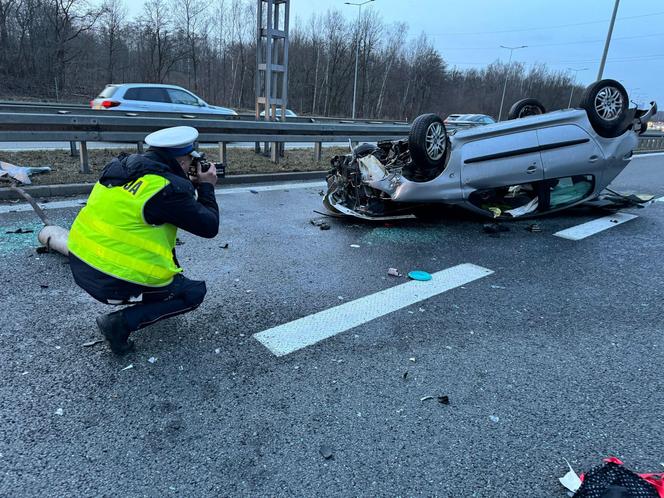 Wypadek na A4. 19-letni kierowca peugeota uderzył w bariery energochłonne