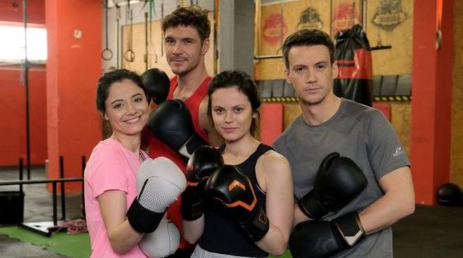 M jak miłość odc. 1666 po wakacjach 2022. Jakub Karski (Krzysztof Kwiatkowski), Kasia Stawska (Paulina Lasota), Marcin (Mikołaj Roznerski), Iza (Adriana Kalska)