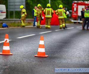 38-latek uderzył w bariery, motocykl rozpadł się na dwie części