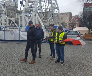 Rolnicy z traktorami na rynku w Lesznie. Tłumaczą mieszkańcom powody swoich protestów