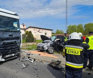 Popełnił fatalny błąd na skrzyżowaniu i zapłacił za to życiem. Tragiczny finał wypadku na Pomorzu