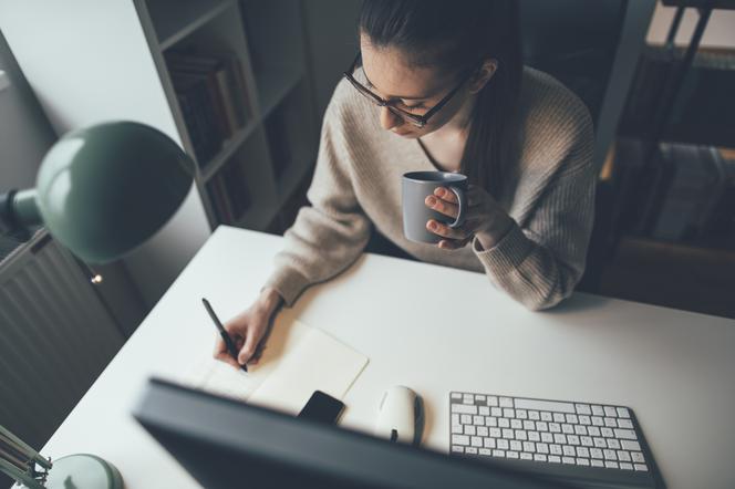zbliżenie na młodą kobietę, która korzysta z laptopa