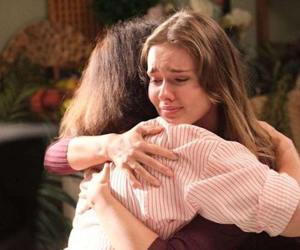 Franka (Dominika Kachlik) i Marysia (Małgorzata Pieńkowska) z M jak miłość w serdecznym uścisku, symbolizującym wsparcie w trudnych chwilach. Franka, ze łzami w oczach, szuka pocieszenia u Marysi, opowiadając o swoim złym stanie psychicznym po wypadku. Więcej o dramatycznych losach bohaterów Super Seriale.