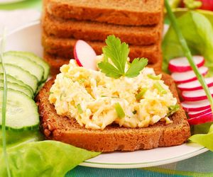 Jak zrobić pastę jajeczną na śniadanie? Ekspresowy przepis w 3 krokach