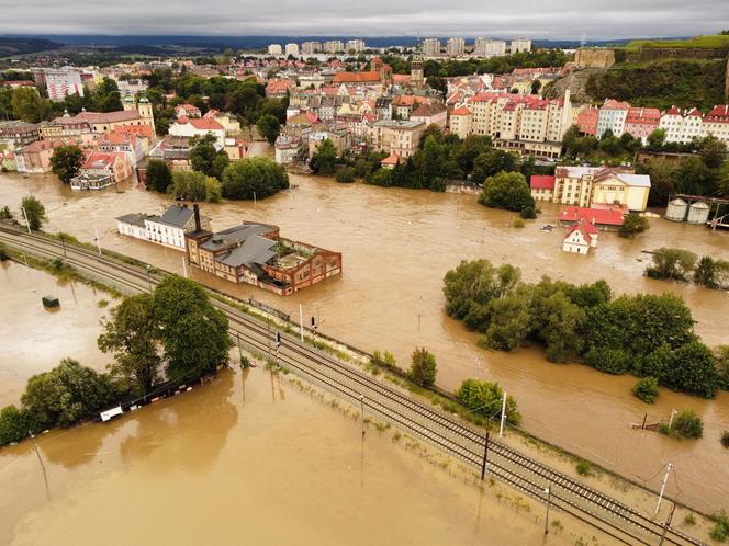 Powódź 2024 w Kłodzku. Miasto tonie, ogrom tragedii widać na zdjęciach z lotu ptaka