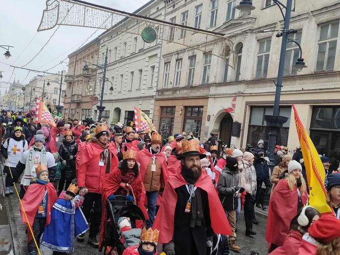 Kolorowy Orszak Trzech Króli w Łodzi. W centrum miasta pojawiło się mnóstwo osób [ZDJĘCIA]