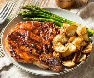 Podwójnie chrupiące kotlety schabowe w sosie miodowo-czosnkowym. Pyszne schabowe inaczej