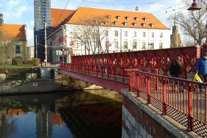 Zwłoki przy moście Piaskowym. To może być robotnik, który miesiąc temu wpadł do Odry [AKTUALIZACJA]