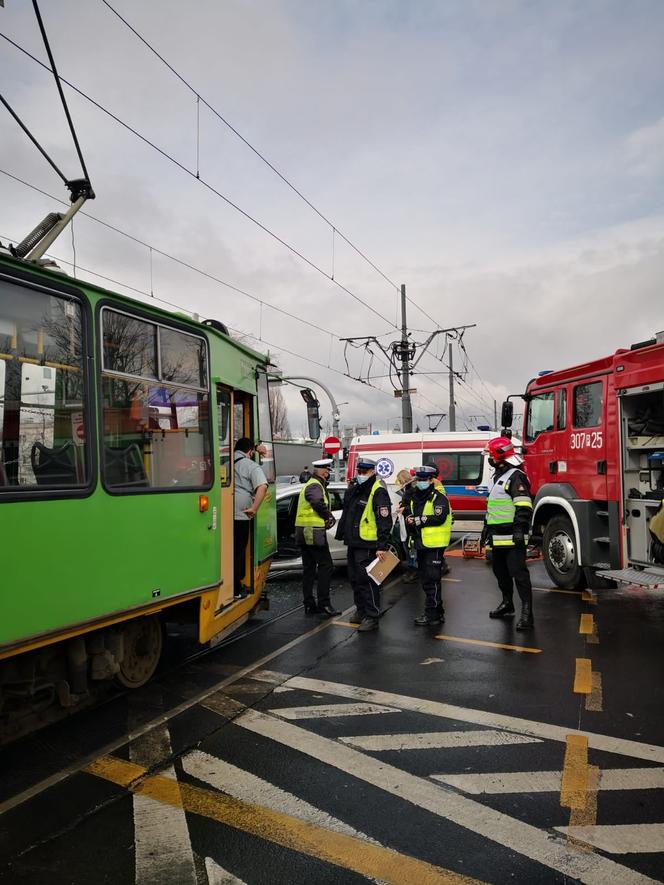 Poznań: Zderzenie tramwaju z samochodem. Kierowca ZAKLESZCZONY w aucie! 