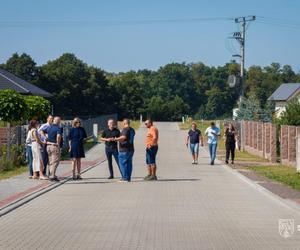 Odebranie drogi w Adamowie. 900 metrów za 2 miliony złotych