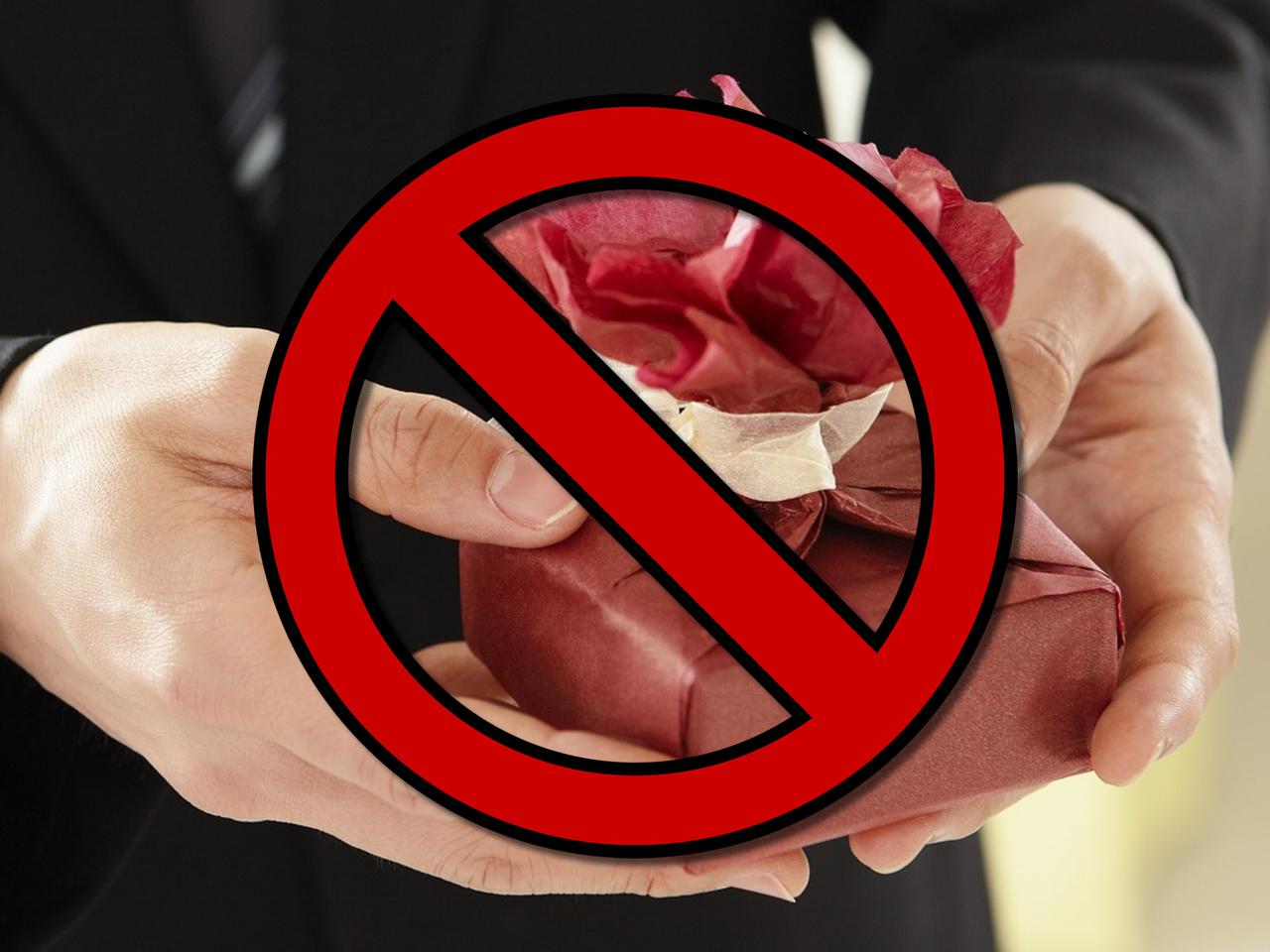 Najgorsze prezenty na Dzień Kobiet. Tego w żadnym wypadku nie kupuj kobiecie! [TOP 10]