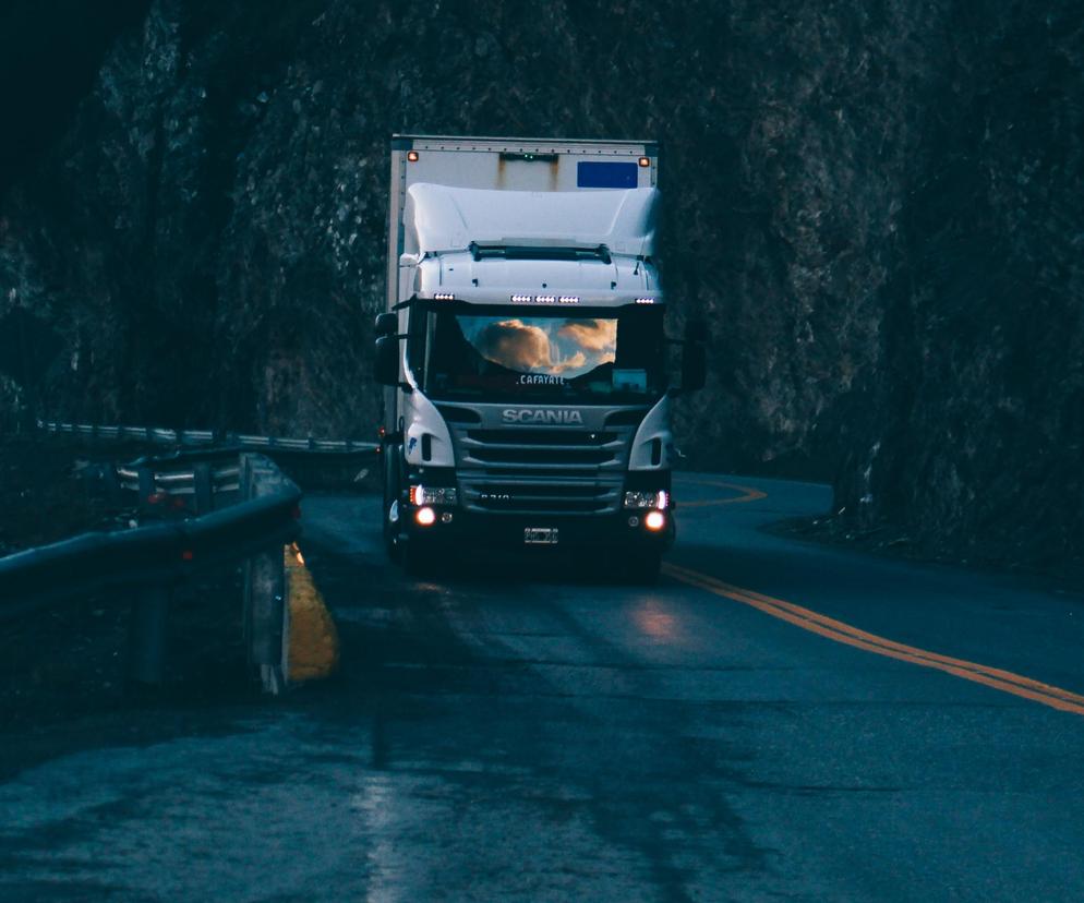 Zakaz wyprzedzania ciężarówek na drogach szybkiego ruchu! Rząd przyjął nowe przepisy