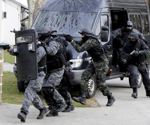 Koszmarna pomyłka antyterrorystów! Wtargnęli do lokum matki z dzieckiem. Użyli granatu hukowego i wyłamali zamek