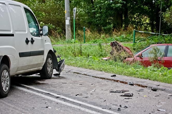 Sokołów Podlaski: Poważnie zderzenie bmw z fiatem. Ciężko ranna jest pasażerka bmw