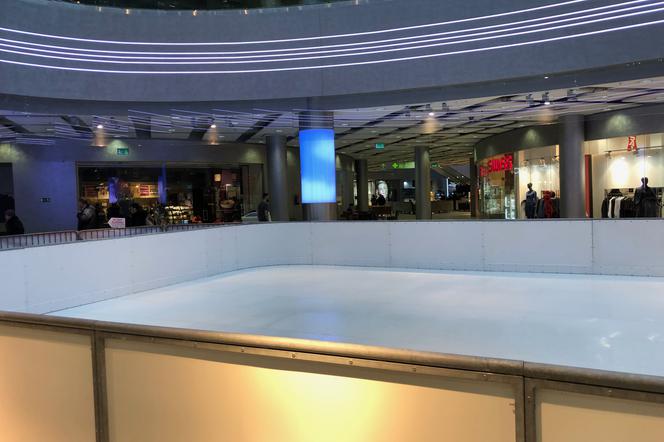 Syntetyczne lodowisko w galerii Sky Tower