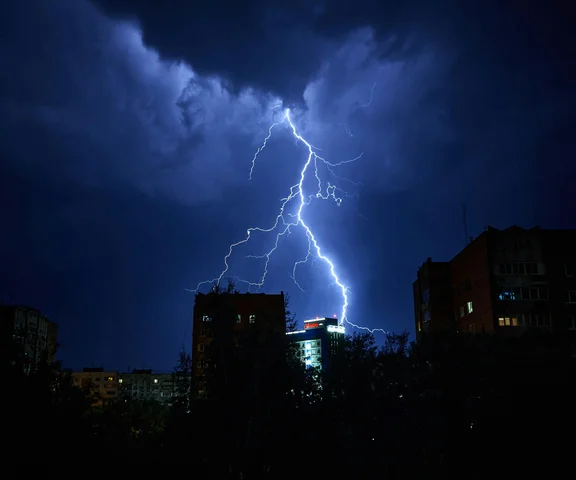 Uwaga! Niebezpieczne burze nad Polską. IMGW ostrzega