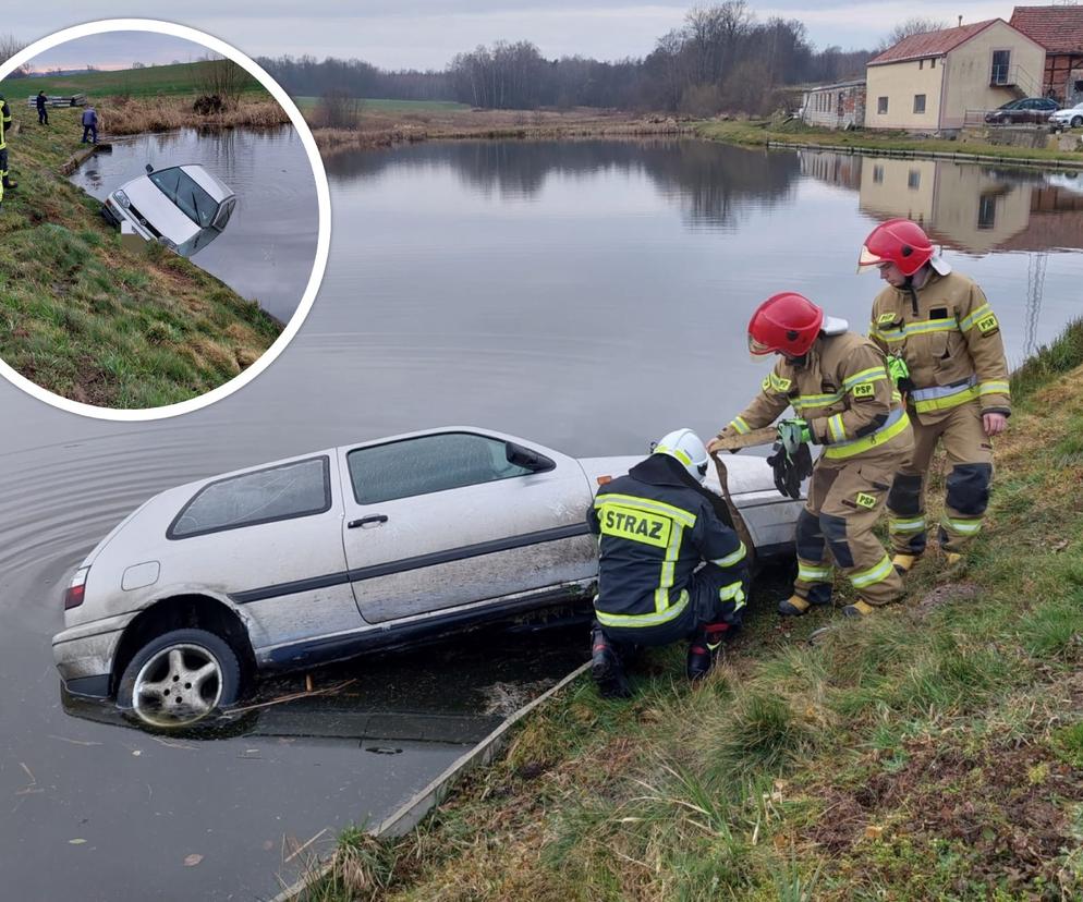 Kierowca musiał się ratować z tonącego auta