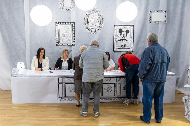 Czarno-biała kolorowanka w lokalu wyborczym w Czerwonaku