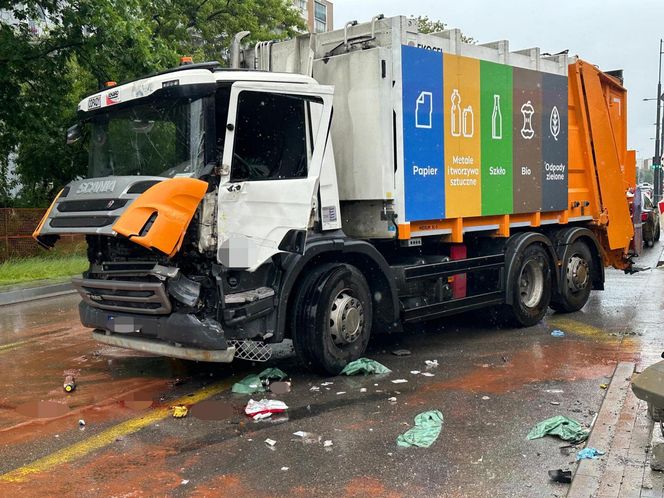 Dramatyczny wypadek w Warszawie. Młody kierowca śmieciarki wyleciał przez okno po zderzeniu z tramwajem