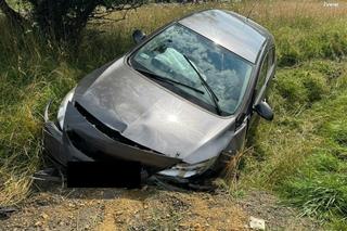 Makabryczny wypadek pod Żywcem. Kierowca zjechał z drogi i uderzył w przepust. Mężczyzna nie żyje 