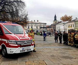 Nowoczesny i dobrze wyposażony. Taki jest nowy samochód,   który trafił do OSP w  Nowym Sączu.  