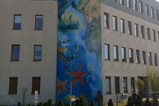 Mural z Aleksandrem Dobą na ścianie Morskiej Szkoły Podstawowej na gdańskim Ujeścisku