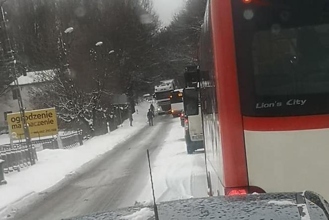 Śląsk: Autobusy nie są w stanie podjechać pod górę. Tworzą się korki