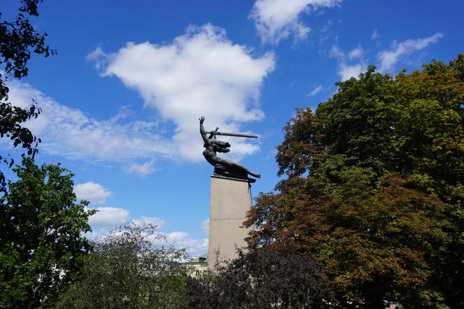 Pomnik Bohaterów Warszawy znany jako pomnik warszawskiej Nike