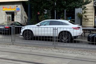 Ociekająca seksem Doda ładuje się do potężnego Mercedesa. 